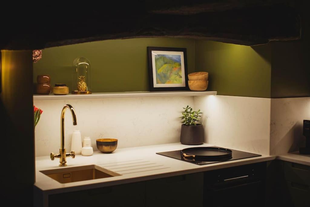 River Cottage, A Luxurious And Cosy Riverside Cottage For Two ウェルシュプール エクステリア 写真