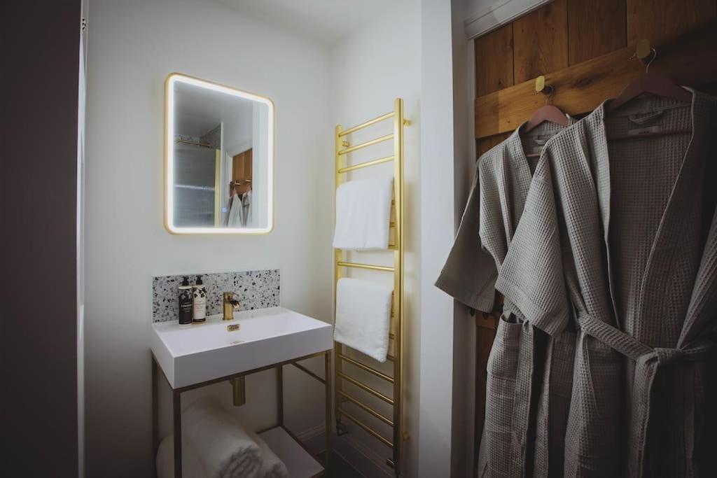 River Cottage, A Luxurious And Cosy Riverside Cottage For Two ウェルシュプール エクステリア 写真